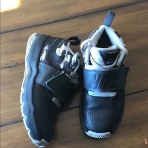 Nike Team Hustle 13c